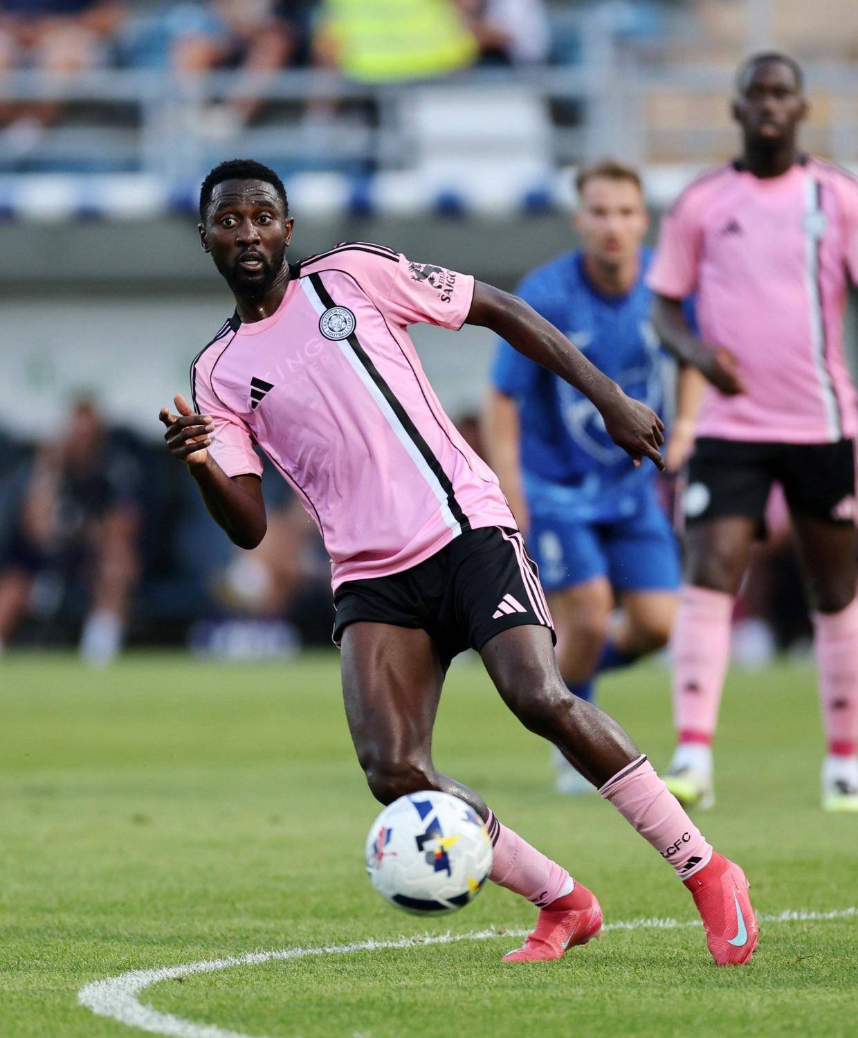 曝曼联已接洽900万铁腰！新罗德里拒瓦伦新合同，但价格过高难买